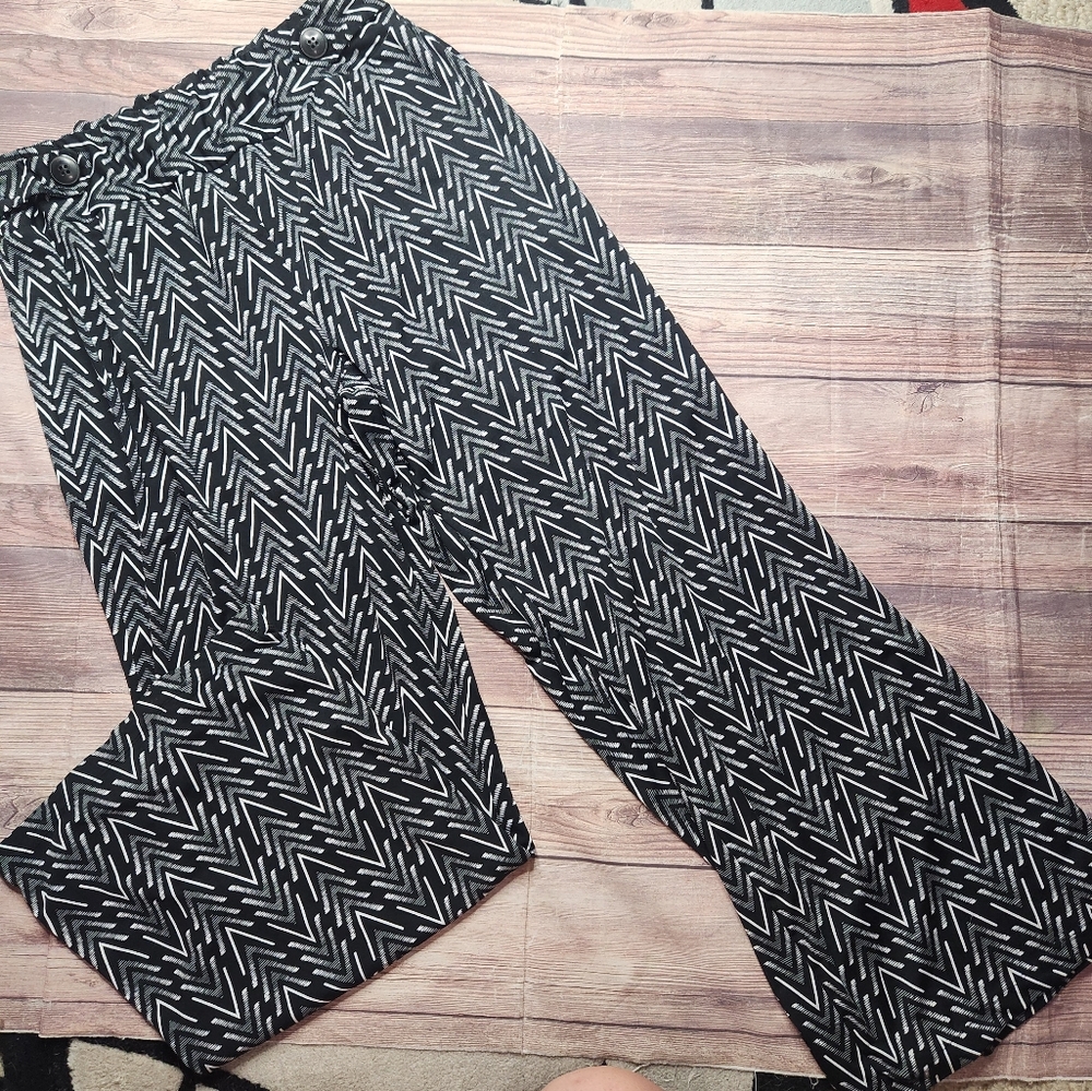 5/$15 Robert Louis Black & White Chevron Pattern Career Flowy Pants
